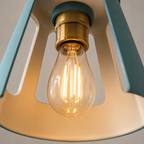 Minimalistyczna lampa wisząca w stylu industrialnym z matowym wykończeniem