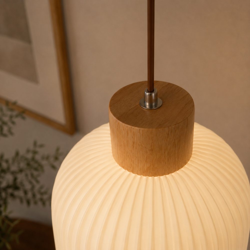 Minimalistyczna lampa wisząca o delikatnym blasku