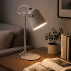 Nowoczesna skandynawska metalowa lampa biurkowa