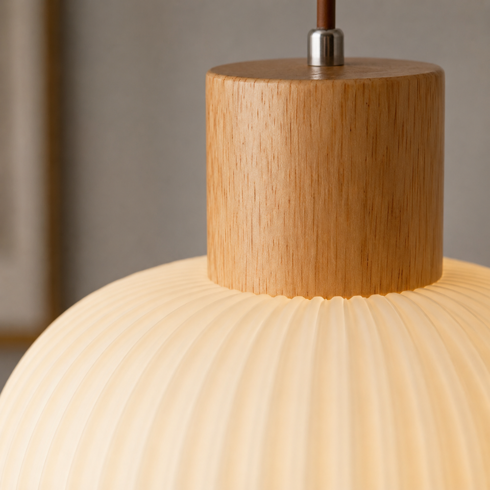 Minimalistyczna lampa wisząca o delikatnym blasku