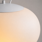 Elegancka szklana lampa wisząca w kształcie kuli z opalu
