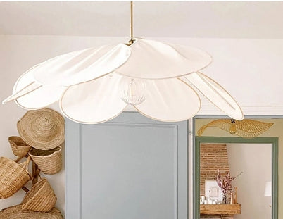 Lampa wisząca w kształcie kwiatu – nowoczesny design