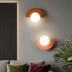 Lampa ścienna z kulistym kloszem i półokrągłą podstawą
