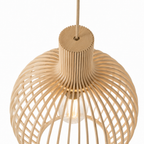 Elegancka drewniana lampa wisząca z listwami