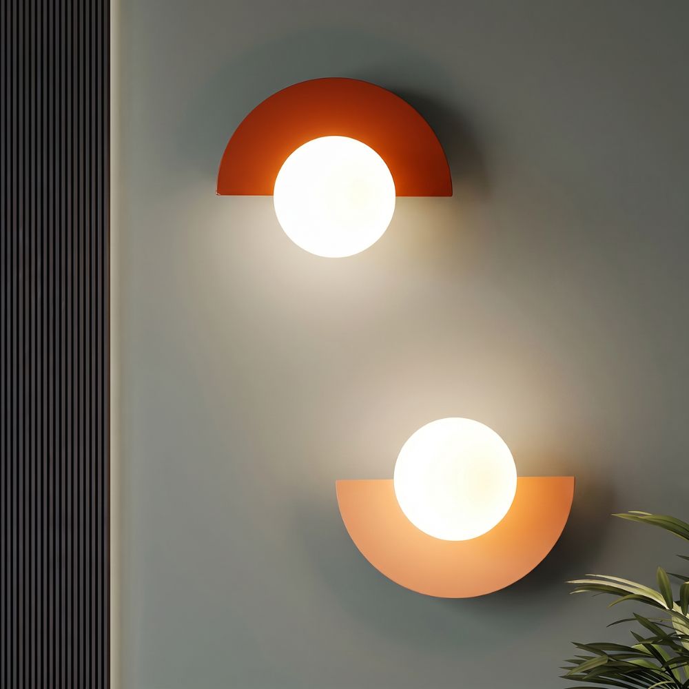 Lampa ścienna z kulistym kloszem i półokrągłą podstawą