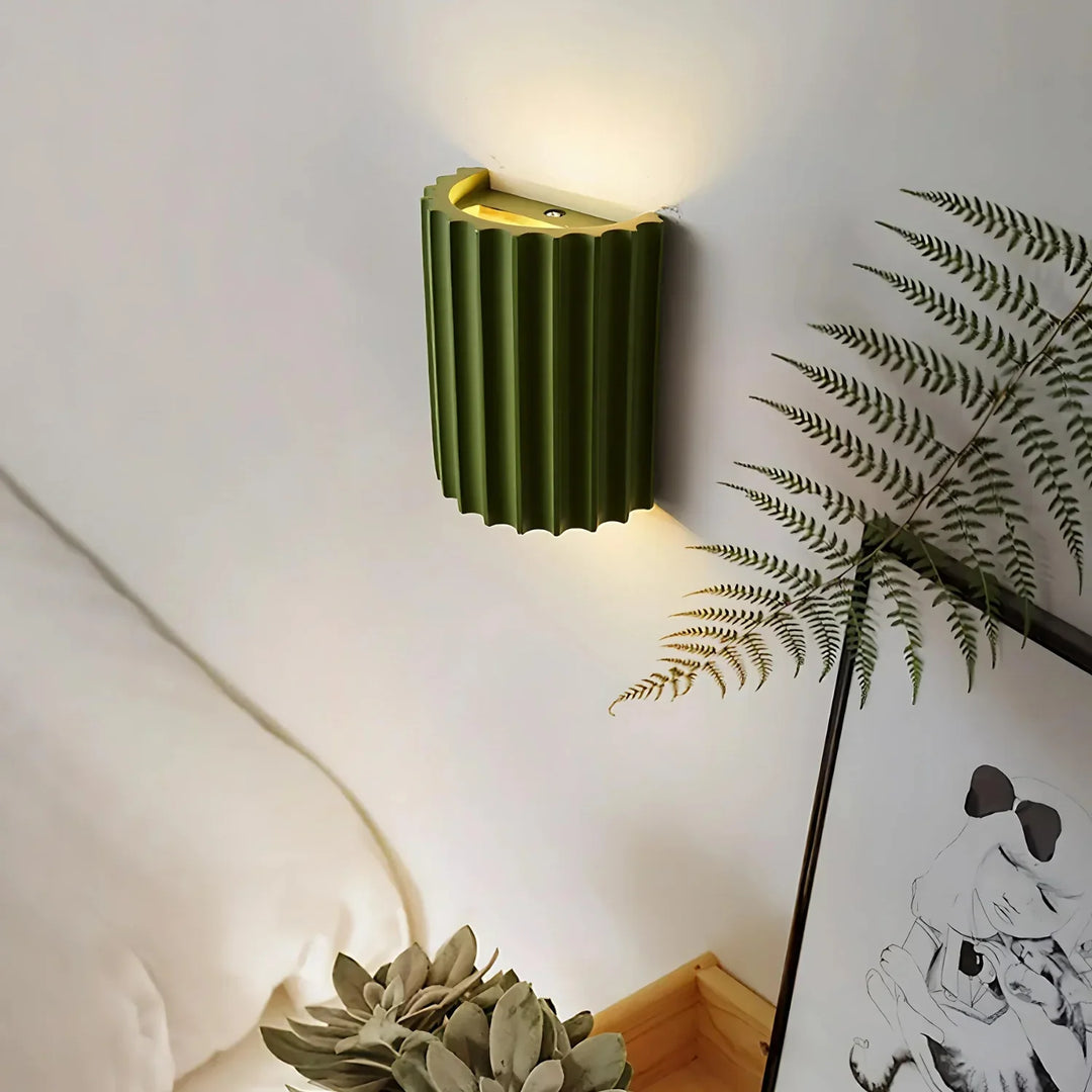 Nowoczesna lampa ścienna Clarity z żywicy, styl nordycki