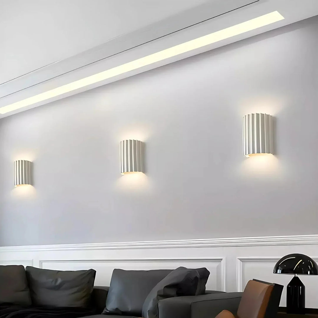 Nowoczesna lampa ścienna Clarity z żywicy, styl nordycki