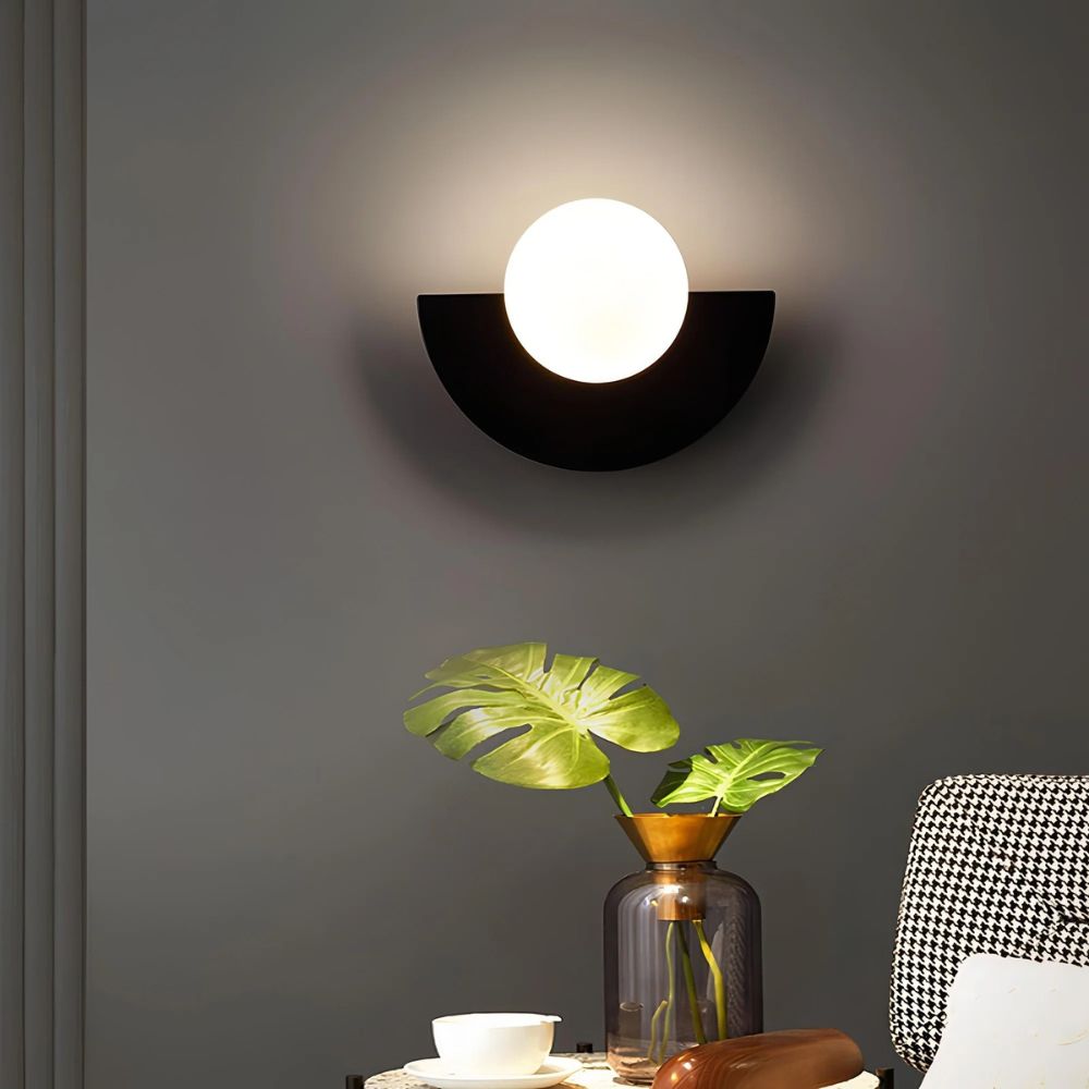 Lampa ścienna z kulistym kloszem i półokrągłą podstawą