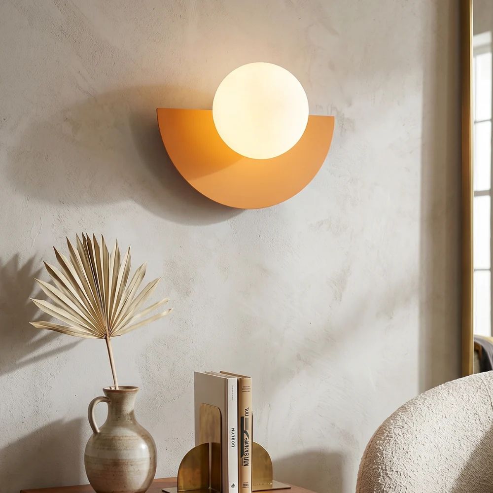 Lampa ścienna z kulistym kloszem i półokrągłą podstawą
