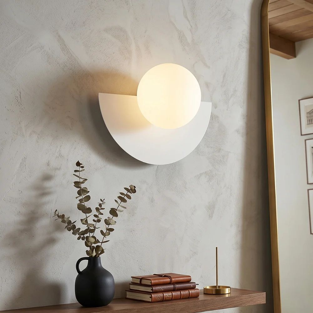 Lampa ścienna z kulistym kloszem i półokrągłą podstawą