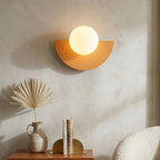 Lampa ścienna z kulistym kloszem i półokrągłą podstawą