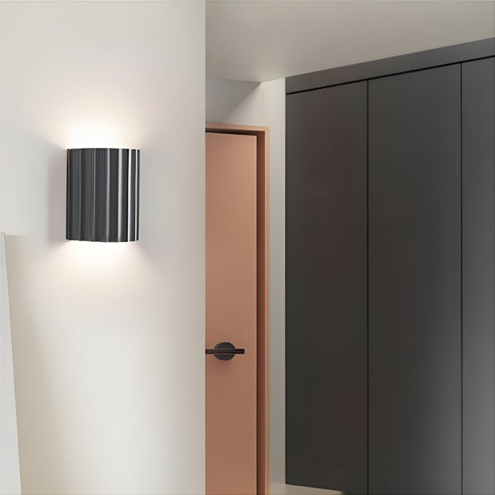 Nowoczesna lampa ścienna Clarity z żywicy, styl nordycki
