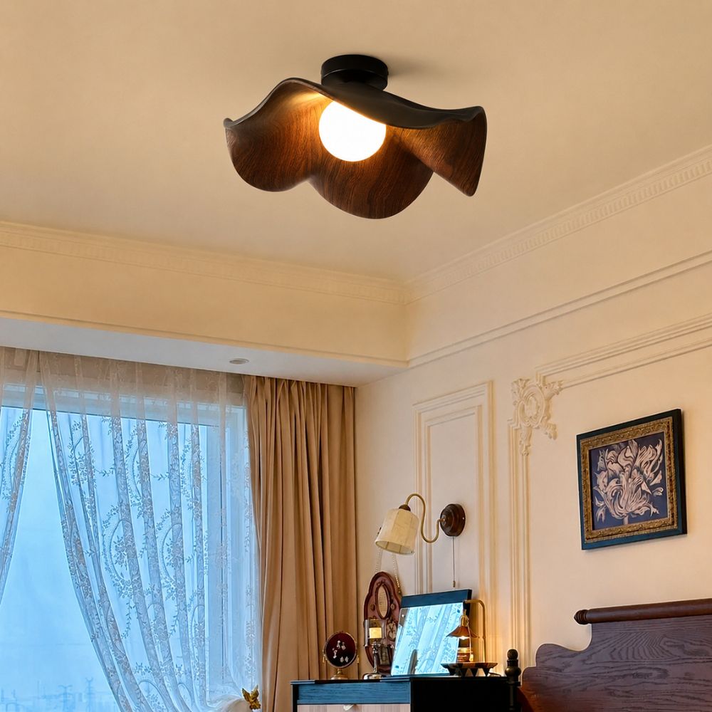 Lampa sufitowa z zakrzywionym wzorem drewna