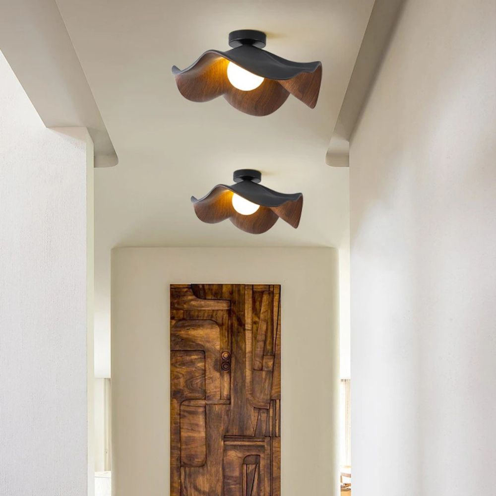 Lampa sufitowa z zakrzywionym wzorem drewna