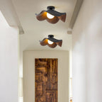 Lampa sufitowa z zakrzywionym wzorem drewna