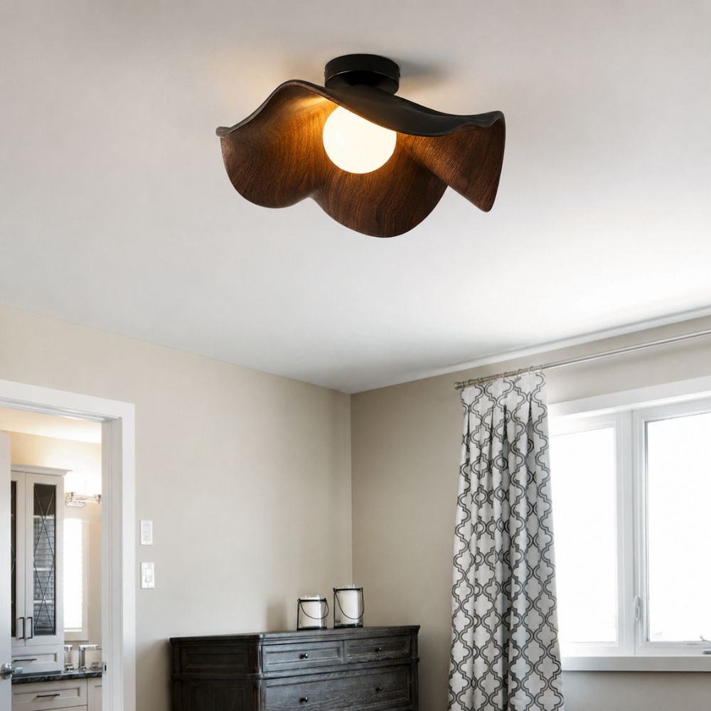 Lampa sufitowa z zakrzywionym wzorem drewna