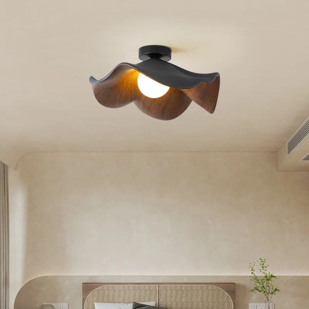 Lampa sufitowa z zakrzywionym wzorem drewna