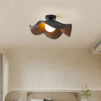 Lampa sufitowa z zakrzywionym wzorem drewna