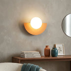 Lampa ścienna z kulistym kloszem i półokrągłą podstawą
