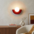 Lampa ścienna z kulistym kloszem i półokrągłą podstawą