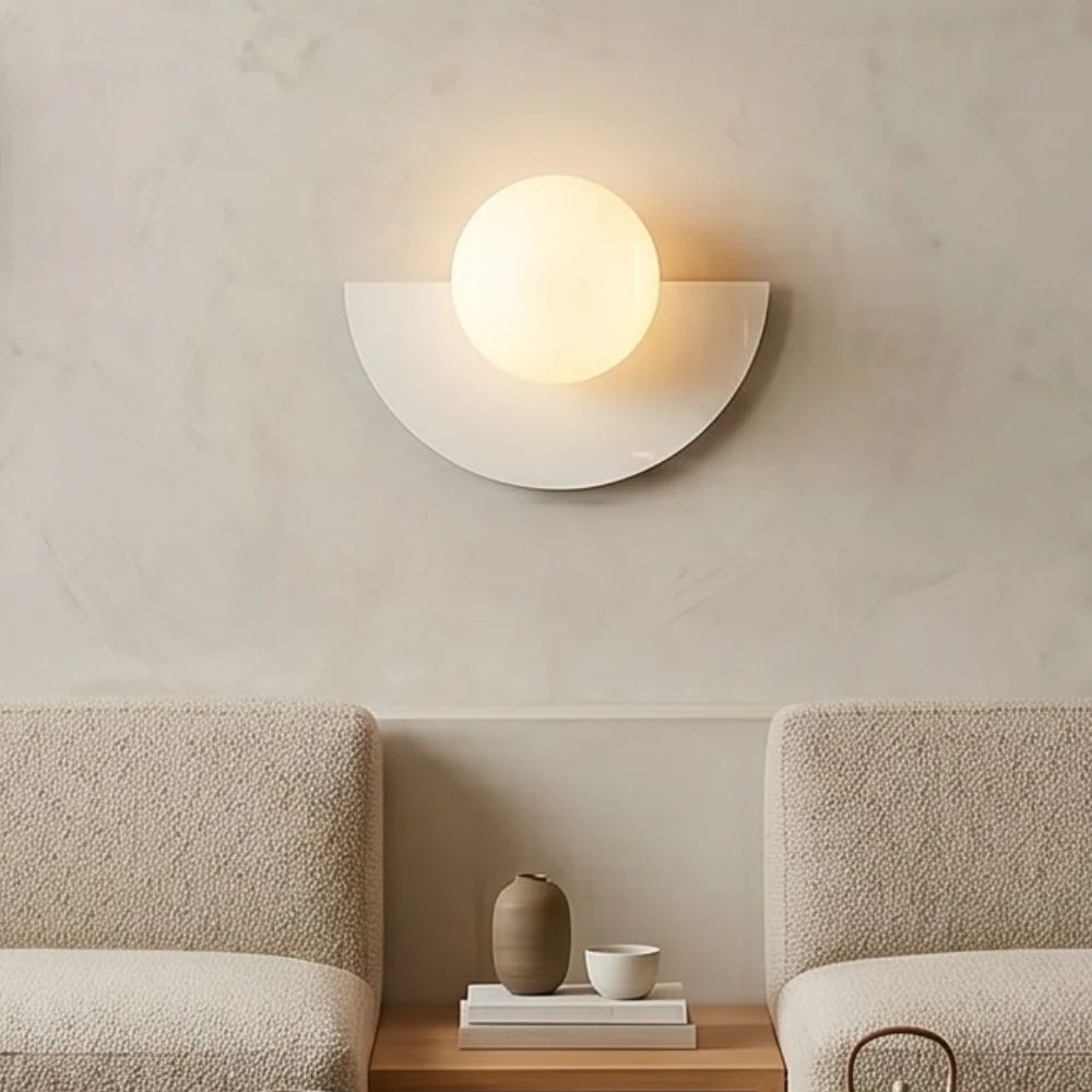 Lampa ścienna z kulistym kloszem i półokrągłą podstawą