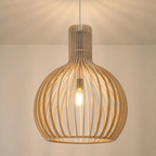 Elegancka drewniana lampa wisząca z listwami