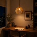Elegancka drewniana lampa wisząca z listwami