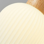 Minimalistyczna lampa wisząca o delikatnym blasku