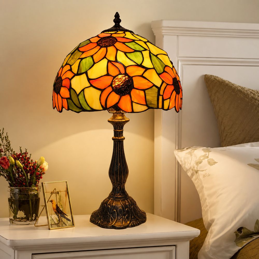 Kolorowa lampa stołowa z witrażowego szkła