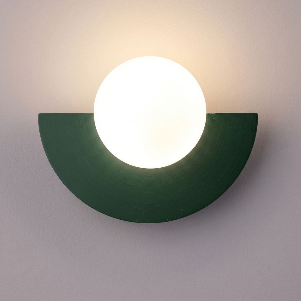 Lampa ścienna z kulistym kloszem i półokrągłą podstawą