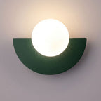 Lampa ścienna z kulistym kloszem i półokrągłą podstawą