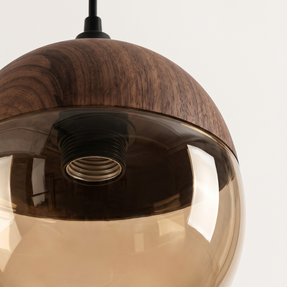 Lampa wisząca z drewna i szkła w stylu skandynawskim