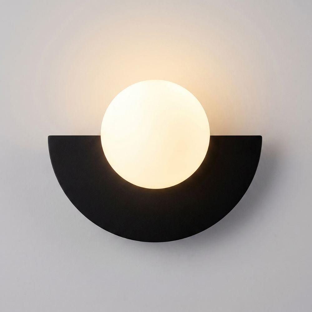 Lampa ścienna z kulistym kloszem i półokrągłą podstawą