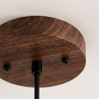 Lampa wisząca z drewna i szkła w stylu skandynawskim