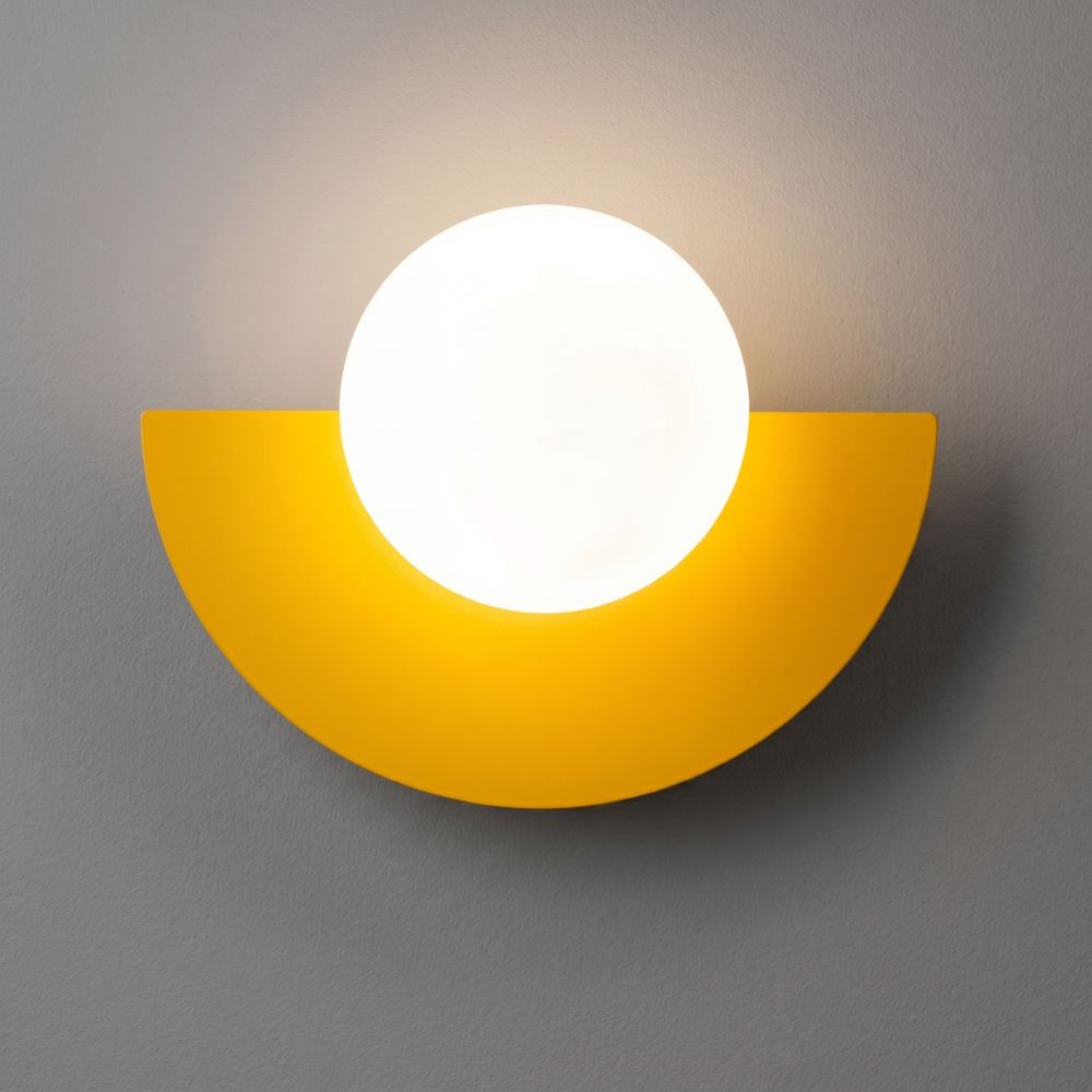 Lampa ścienna z kulistym kloszem i półokrągłą podstawą