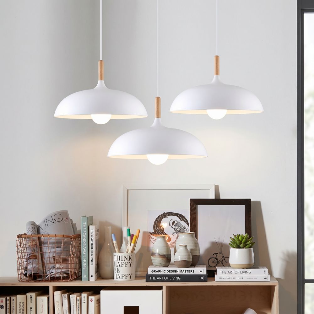 Nordycka lampa wisząca z drewnianym akcentem