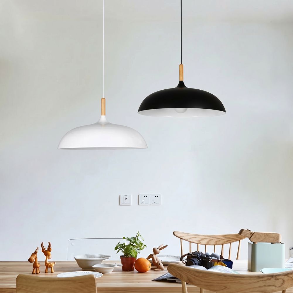 Nordycka lampa wisząca z drewnianym akcentem