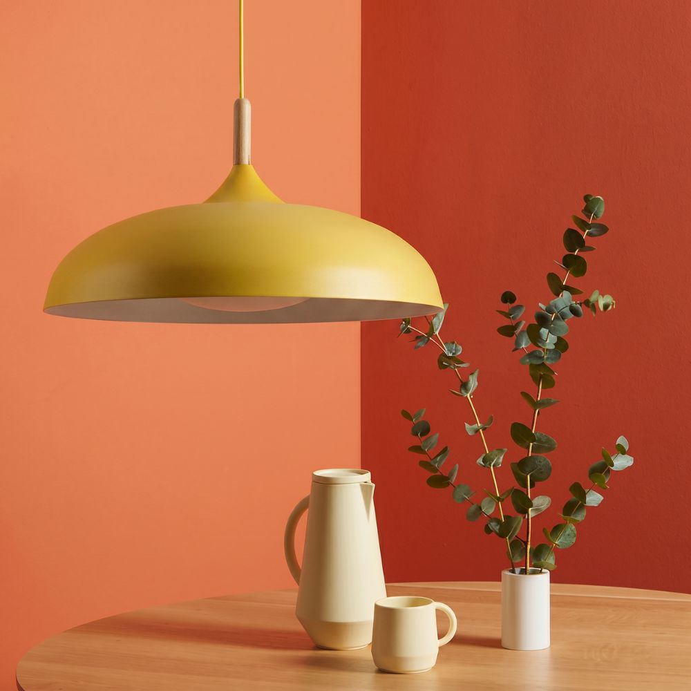 Nordycka lampa wisząca z drewnianym akcentem