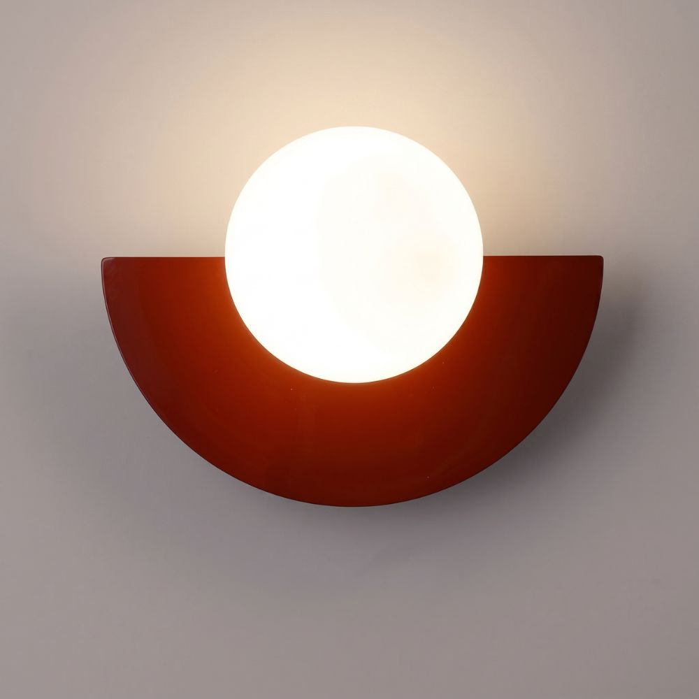 Lampa ścienna z kulistym kloszem i półokrągłą podstawą