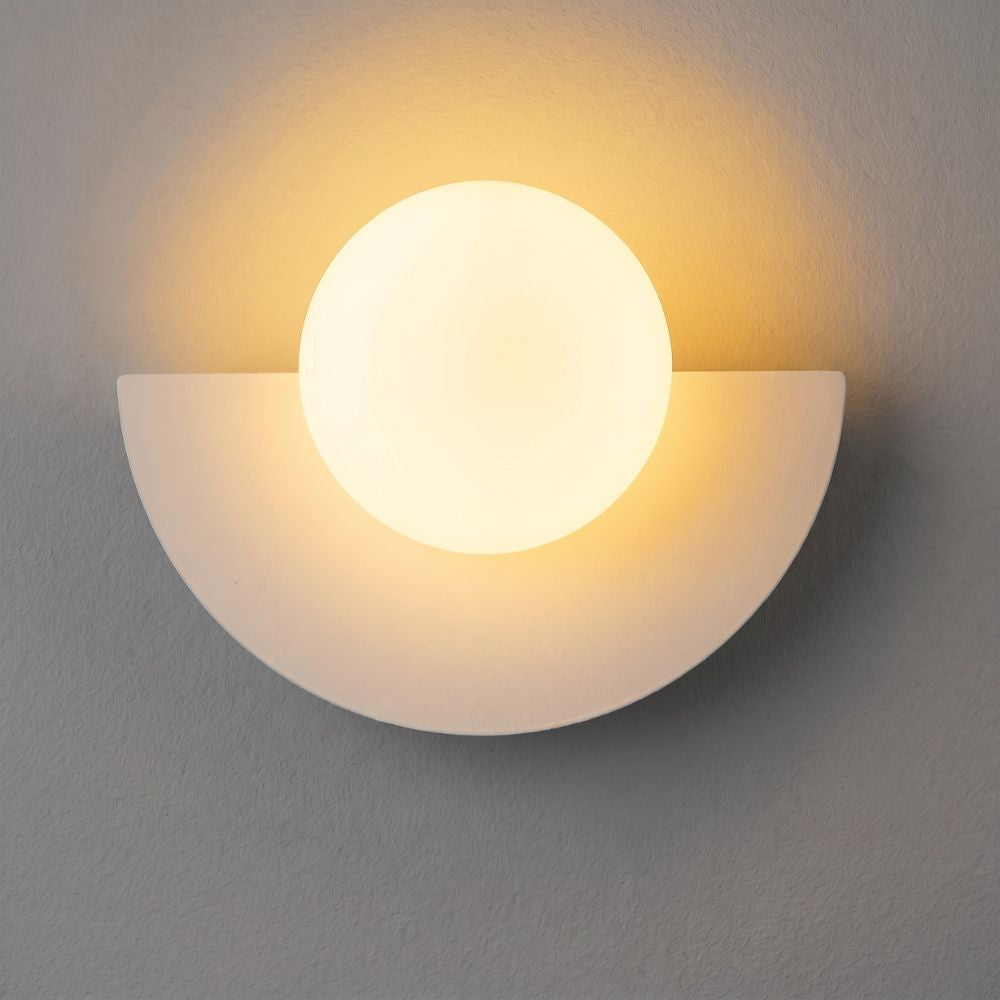 Lampa ścienna z kulistym kloszem i półokrągłą podstawą