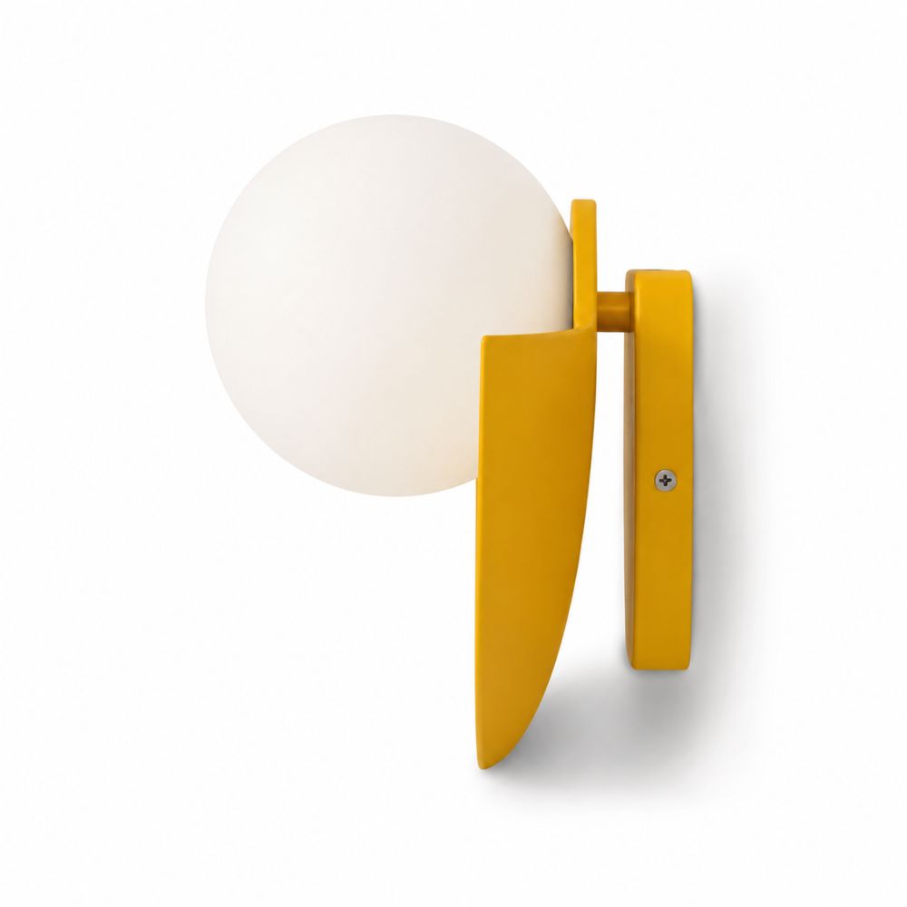 Lampa ścienna z kulistym kloszem i półokrągłą podstawą