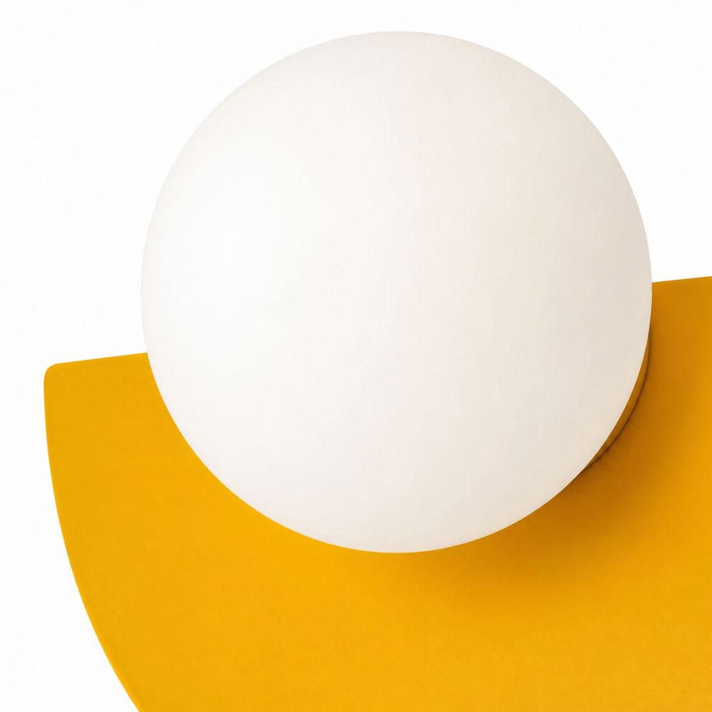 Lampa ścienna z kulistym kloszem i półokrągłą podstawą