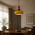 Nowoczesna drewniana lampa sufitowa z bursztynowym kloszem