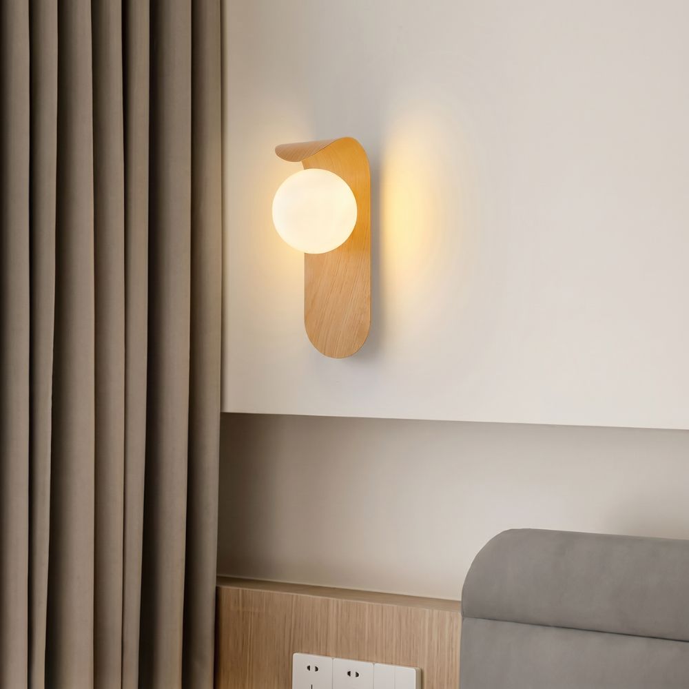 Lampa ścienna z kulistym kloszem i efektem drewna