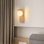 Lampa ścienna z kulistym kloszem i efektem drewna