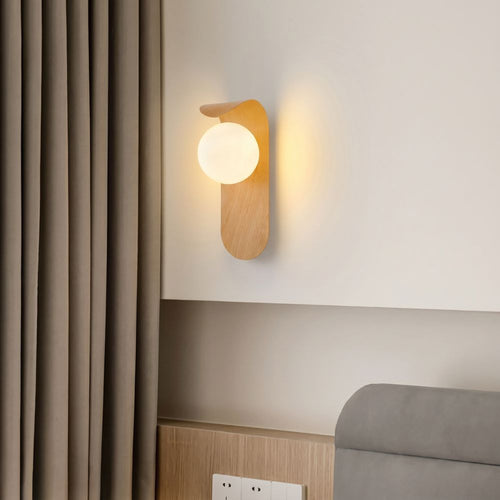 Lampa ścienna z kulistym kloszem i efektem drewna