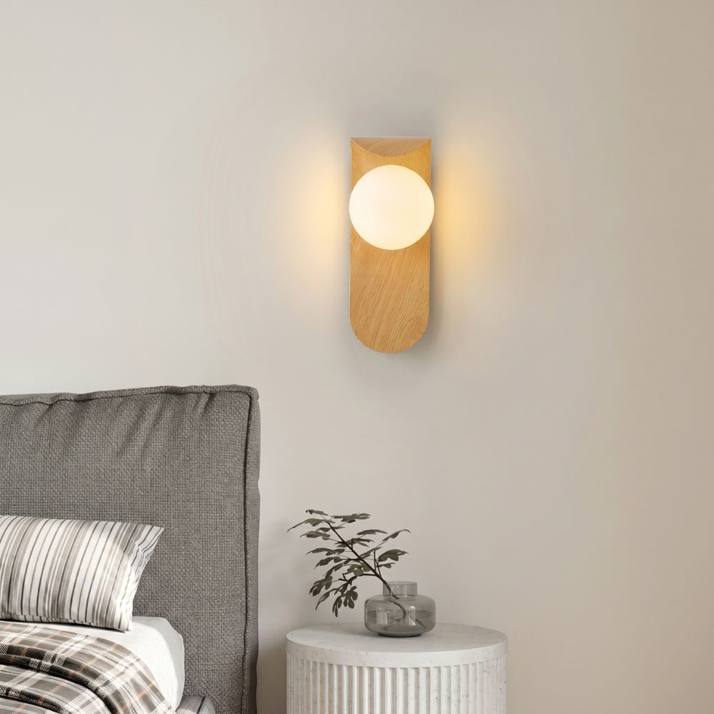 Lampa ścienna z kulistym kloszem i efektem drewna