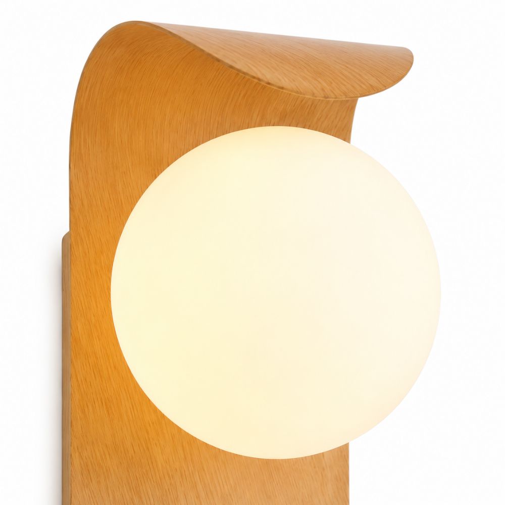 Lampa ścienna z kulistym kloszem i efektem drewna