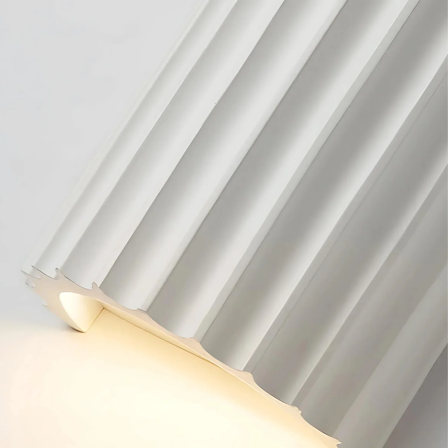 Nowoczesna lampa ścienna Clarity z żywicy, styl nordycki