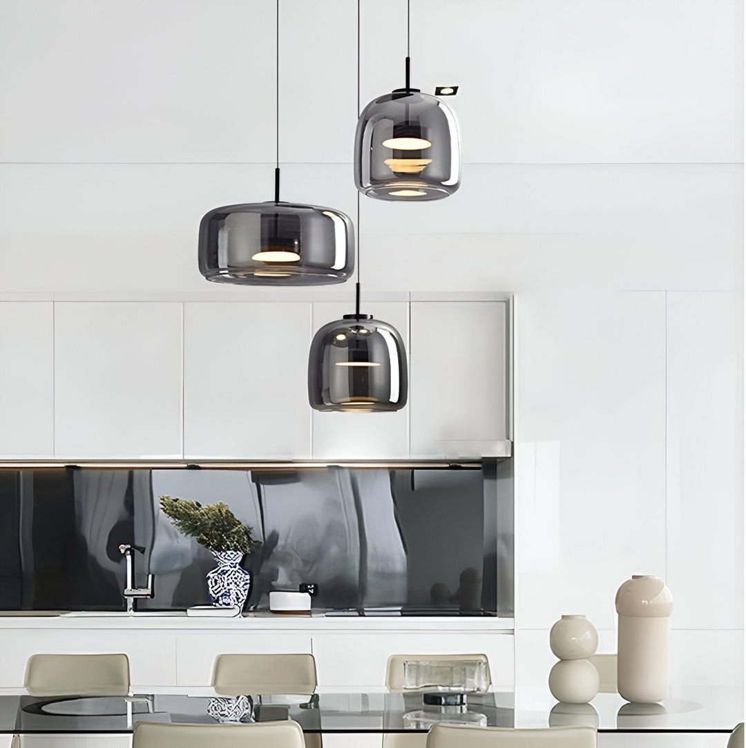 Nowoczesna lampa sufitowa z szklaną kloszem i LED, styl retro